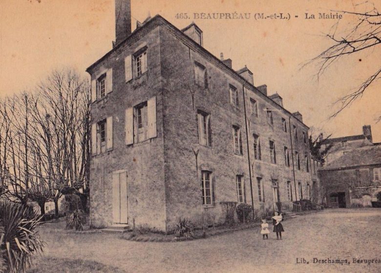 PANNEAU PATRIMOINE VALLÉE DE L’EVRE : CENTRE HISTORIQUE DE BEAUPRÉAU